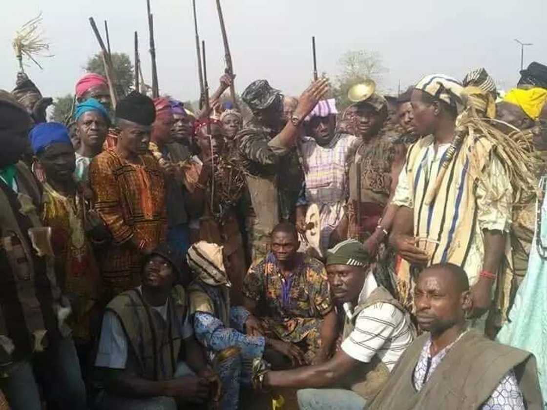 Gwamna ya tsorata da hare haren Fulani, ya tattaro ƙauraye da ýan taurin jiharsa don bashi tsaro Gwamna ya tsorata da hare haren Fulani, ya tattaro ƙauraye da ýan taurin jiharsa don bashi tsaro