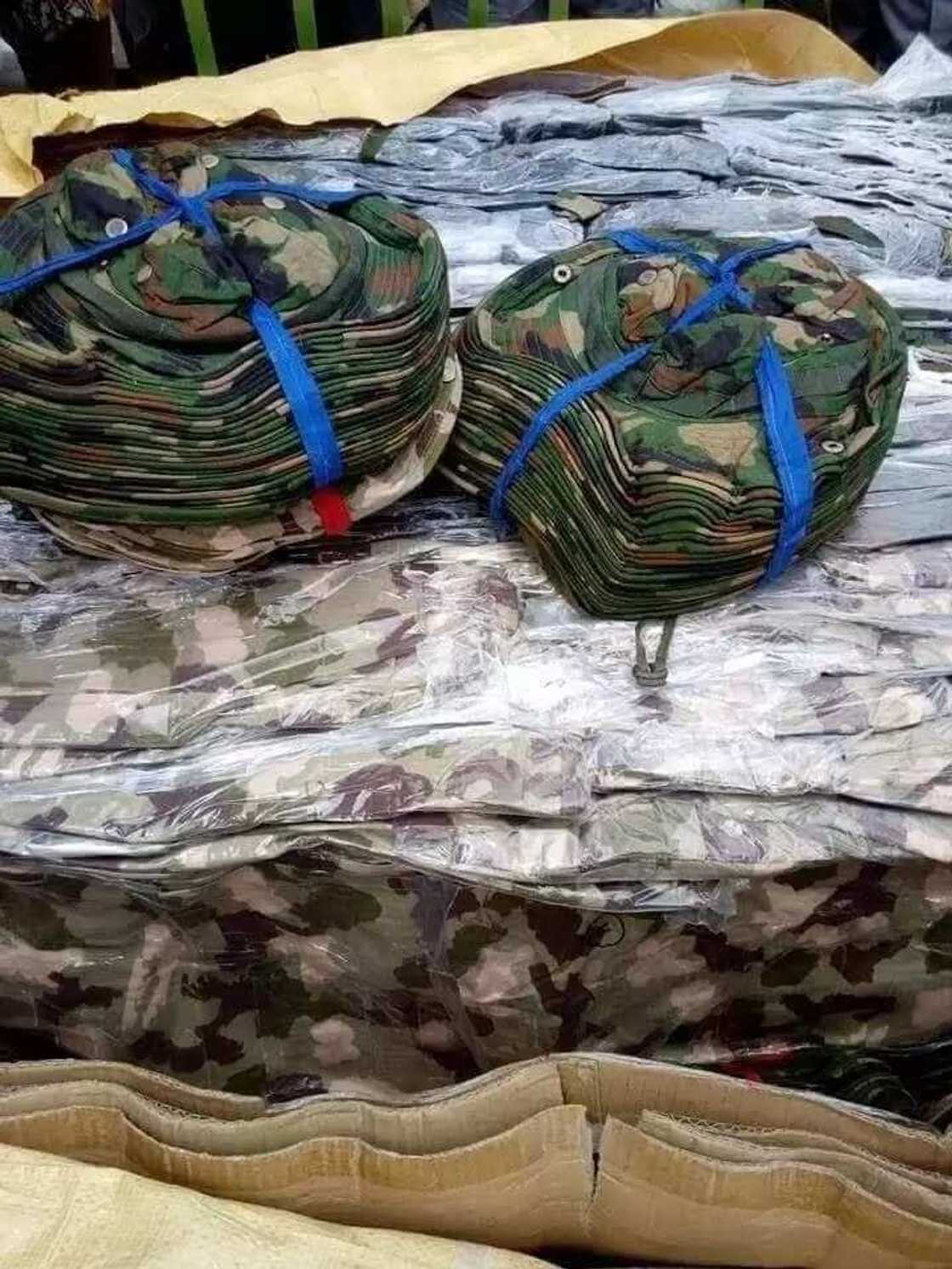 Hukumar kwastam ta damke kwantena jigbe tufafin Sojoji a jihar Abia (Hotuna) Hukumar kwastam ta damke kwantena jigbe tufafin Sojoji a jihar Abia (Hotuna)