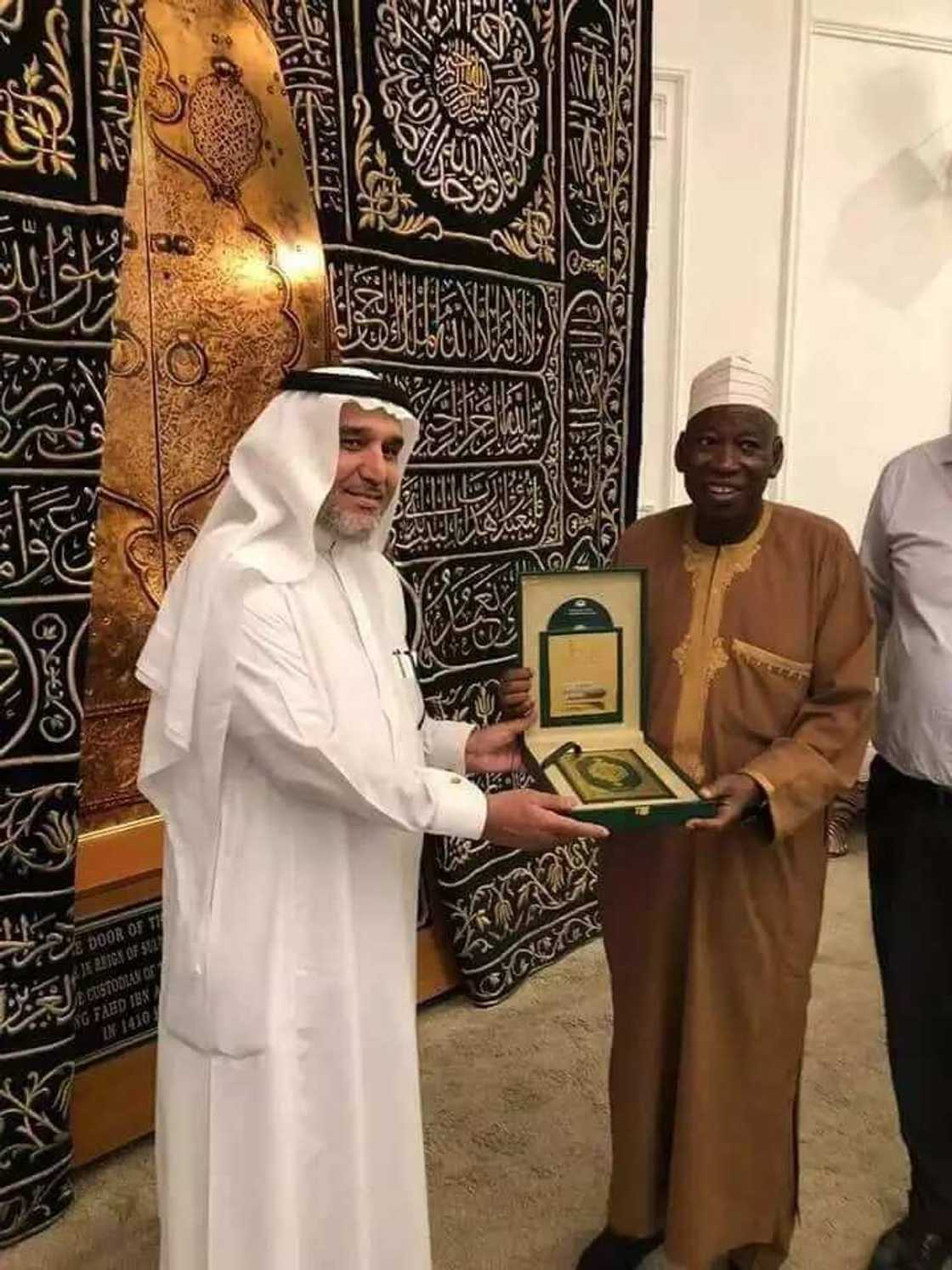 Khadimul Islam: Kasar Saudiyya ta karrama gwamna Ganduje (Hotuna) Khadimul Islam: Kasar Saudiyya ta karrama gwamna Ganduje (Hotuna)