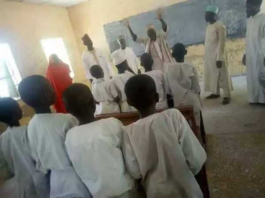 Basabamba: Wani Dan majalisa ya koma makaranta don koyar da dalibai Kurame (Hotuna) Basabamba: Wani Dan majalisa ya koma makaranta don koyar da dalibai Kurame (Hotuna)