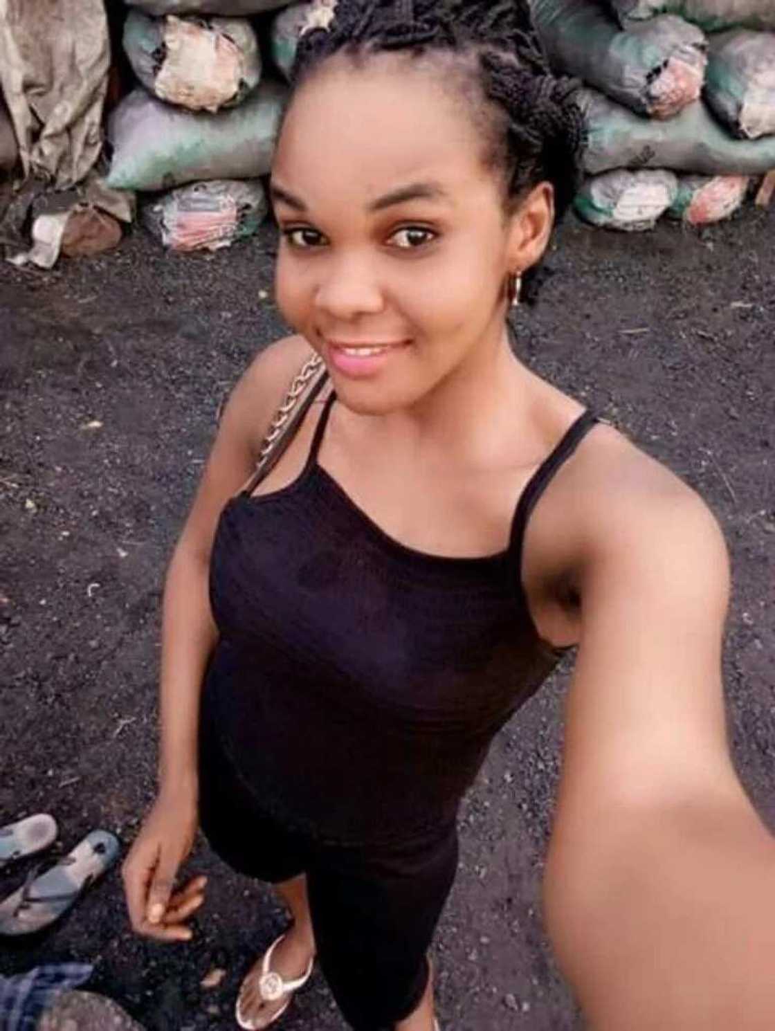 Hotunan kyaukkyawar yarinya mai kwalin digiri ta kama sana'ar sayarda gawayi - Bude kusha kallo Hotunan kyaukkyawar yarinya mai kwalin digiri ta kama sana'ar sayarda gawayi - Bude kusha kallo