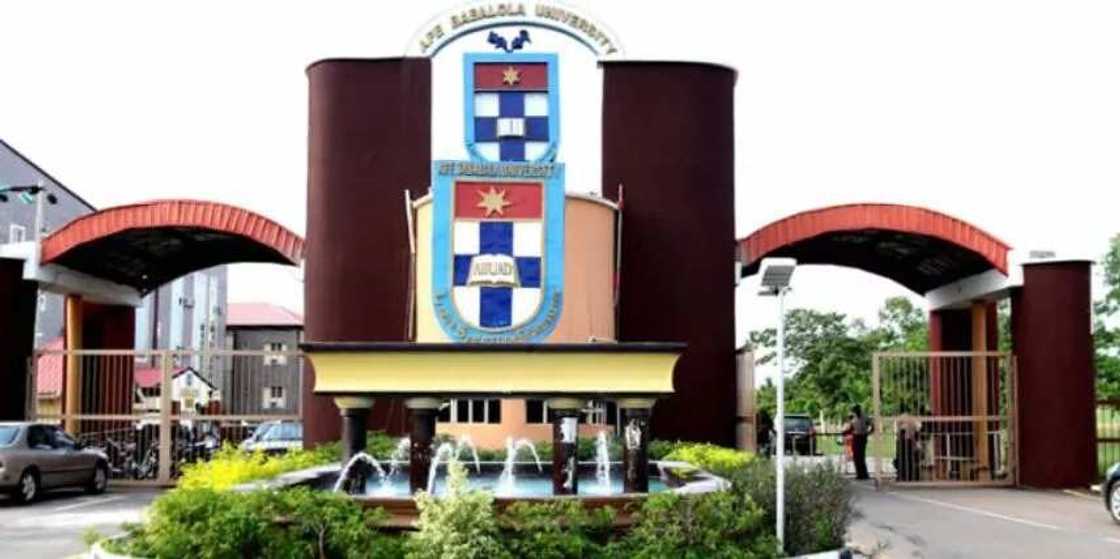 Jami'ar Afe Babalola sun hana dalibai amfani da wayar salula masu hikima. Jami'ar Afe Babalola sun hana dalibai amfani da wayar salula masu hikima.