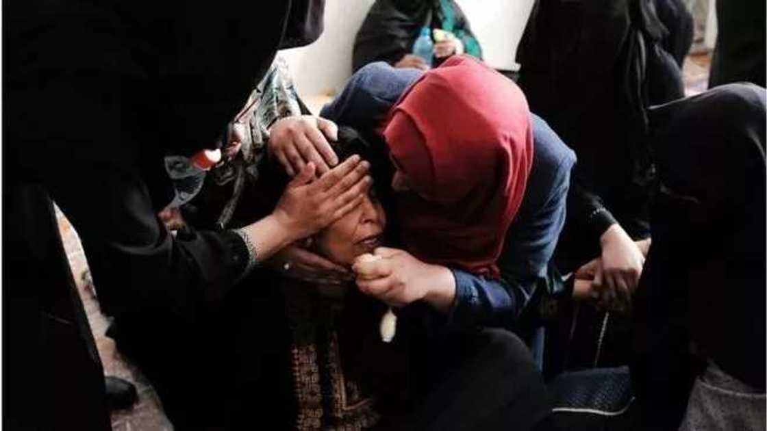 Cikin hawaye da alhini: An yi jana’izar Faladinawa fiye da 50 da Sojin Isra’ila suka yiwa kisan gilla (Hotuna) Cikin hawaye da alhini: An yi jana’izar Faladinawa fiye da 50 da Sojin Isra’ila suka yiwa kisan gilla (Hotuna)