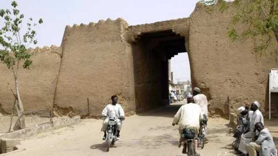 Rushewar kofar Mata na haifar da dimuwa a Kano Rushewar kofar Mata na haifar da dimuwa a Kano
