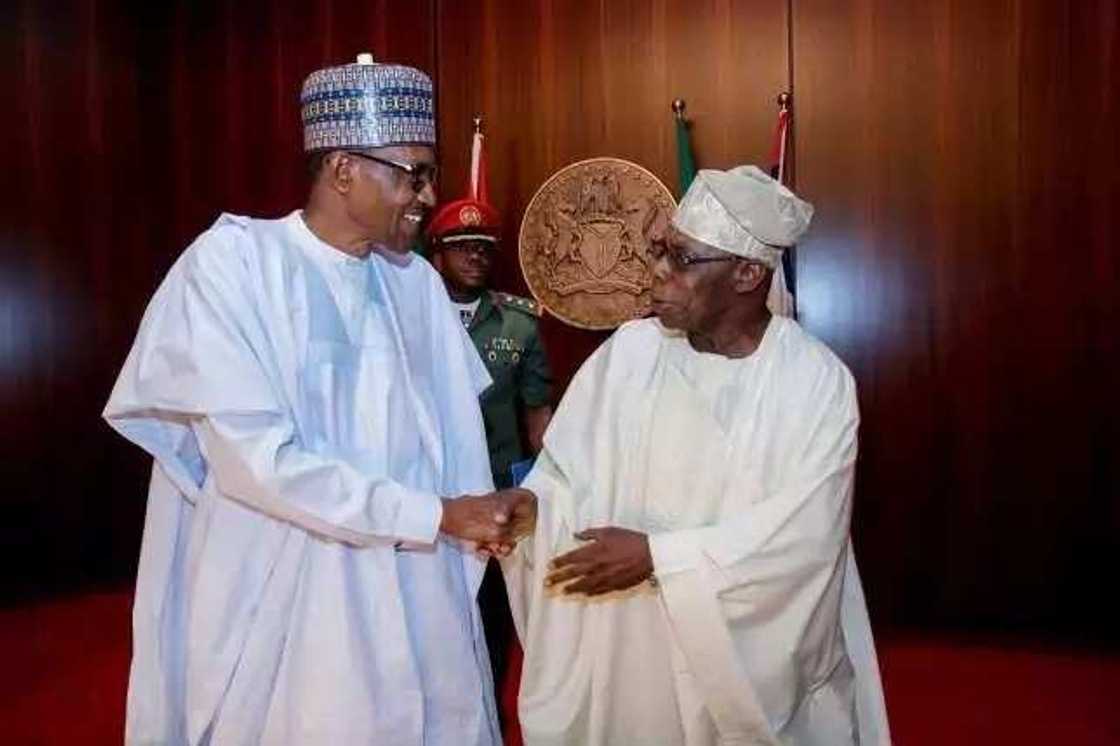 Shugaba Buhari ya caccaki tsohon Shugaban Kasa Obasanjo akan rashin Wutar Lantarki