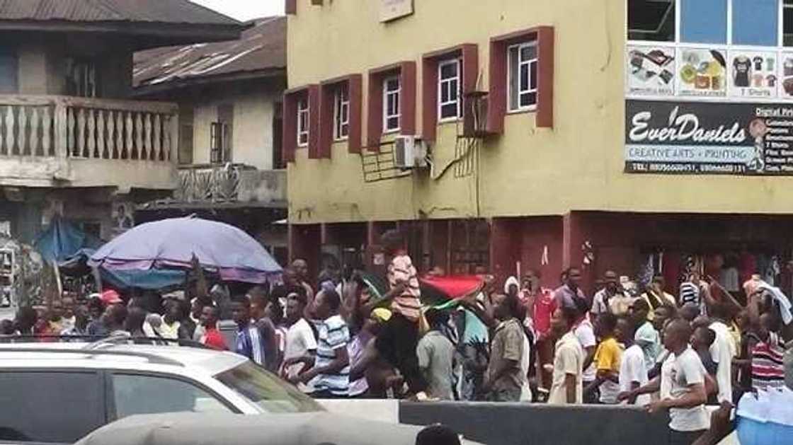 BREAKING: Fever grips Abia state, as pro-Biafrans celebrate Kanu in Aba BREAKING: Fever grips Abia state, as pro-Biafrans celebrate Kanu in Aba