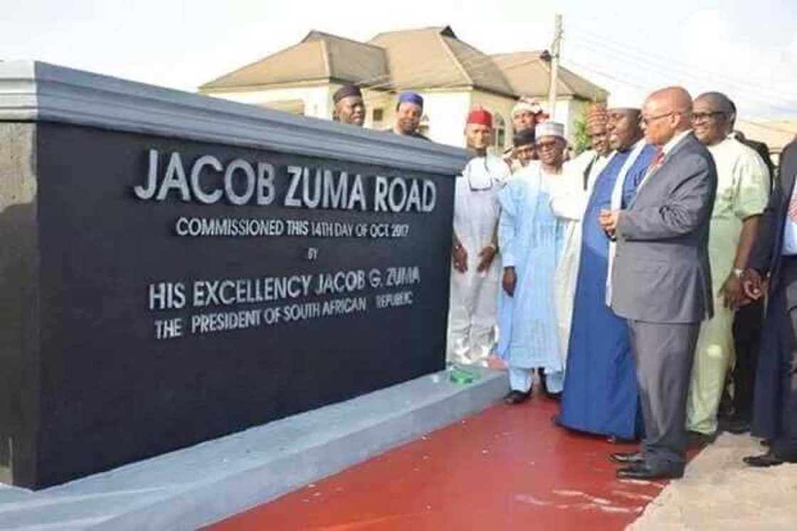 Nigerians blasts Governor Okorocha for erecting statue in honour of President Zuma Nigerians blasts Governor Okorocha for erecting statue in honour of President Zuma