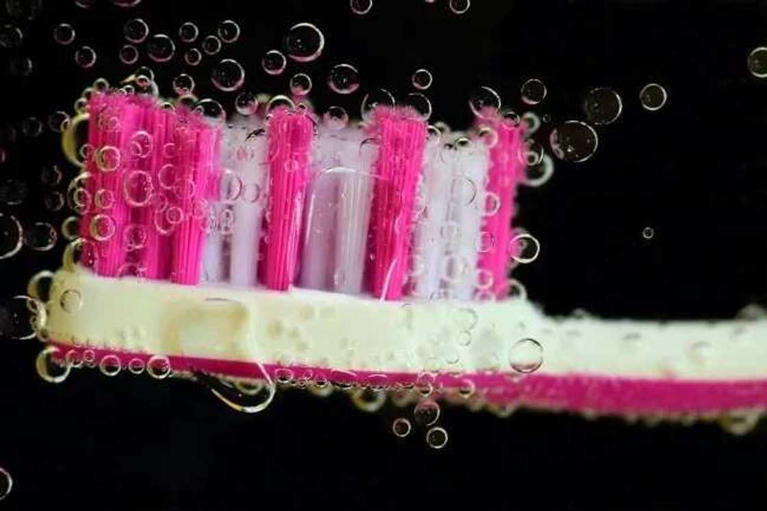 Sirrin farin Hakori: Hanyoyi 8 da za ku bi domin sanya Hakoranku suna sheki Sirrin farin Hakori: Hanyoyi 8 da za ku bi domin sanya Hakoranku suna sheki