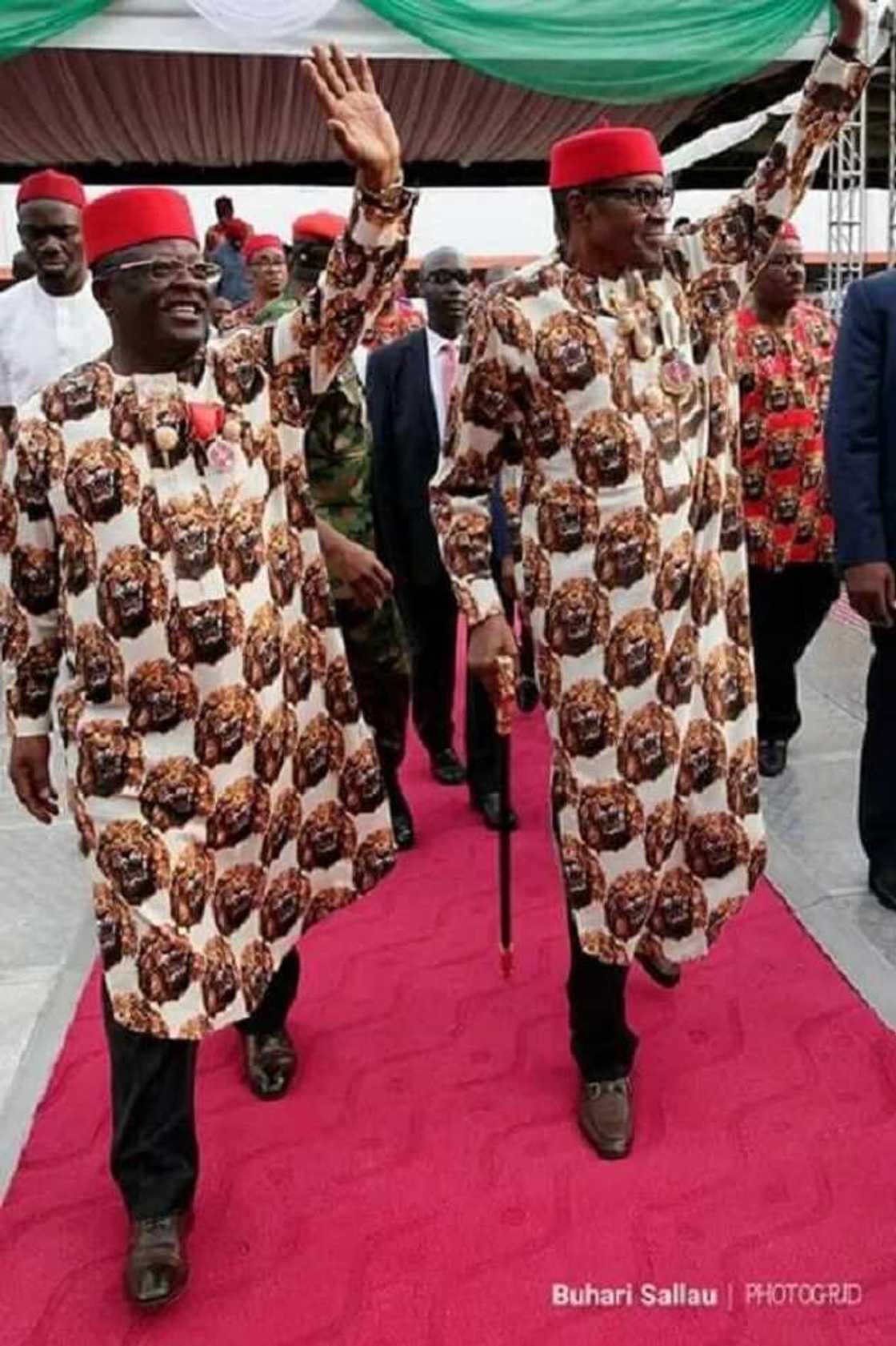 Nagari Nakowa: Kalli kyawawan hotunan Buhari sanye da kayan kabilar Ibo Nagari Nakowa: Kalli kyawawan hotunan Buhari sanye da kayan kabilar Ibo