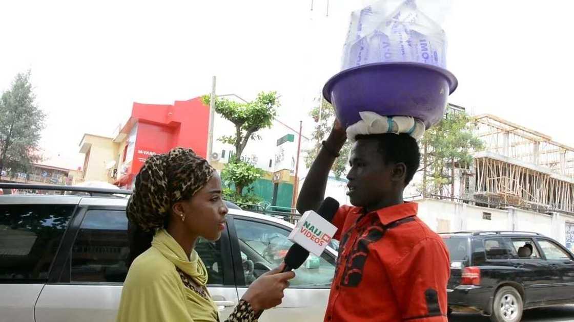 Bello Dauda ya gama firamare kenan a jihar Kebbi, ga shi a Abuja ya zo neman kudi