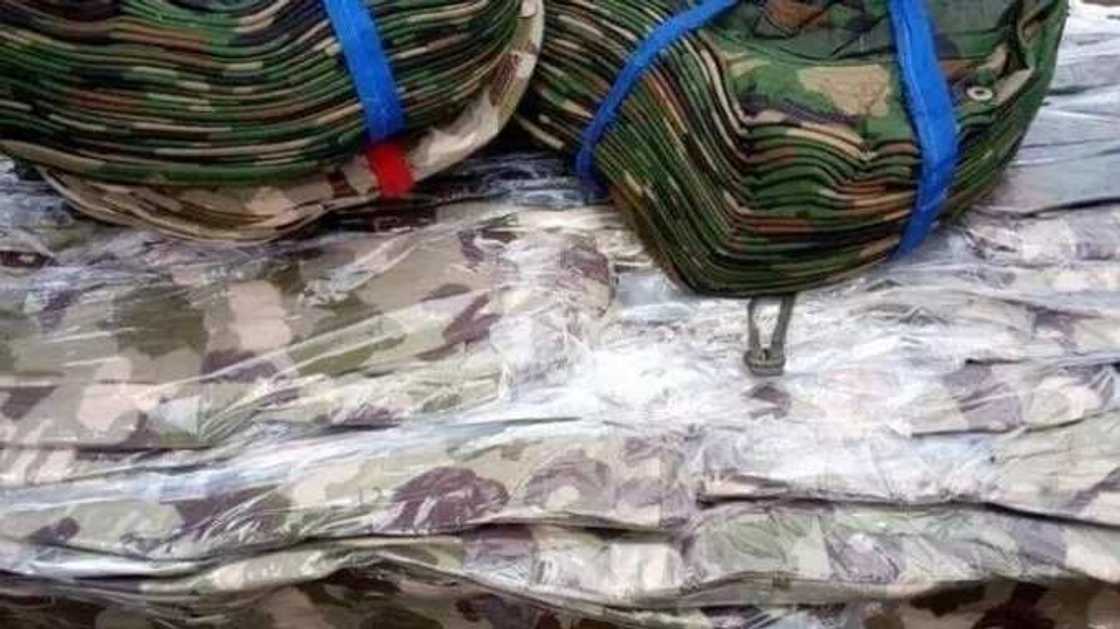 An sake kwatawa: Kwastam ta kama wani babban sunduki da ya shigo Najeriya makare da kakin Sojoji An sake kwatawa: Kwastam ta kama wani babban sunduki da ya shigo Najeriya makare da kakin Sojoji