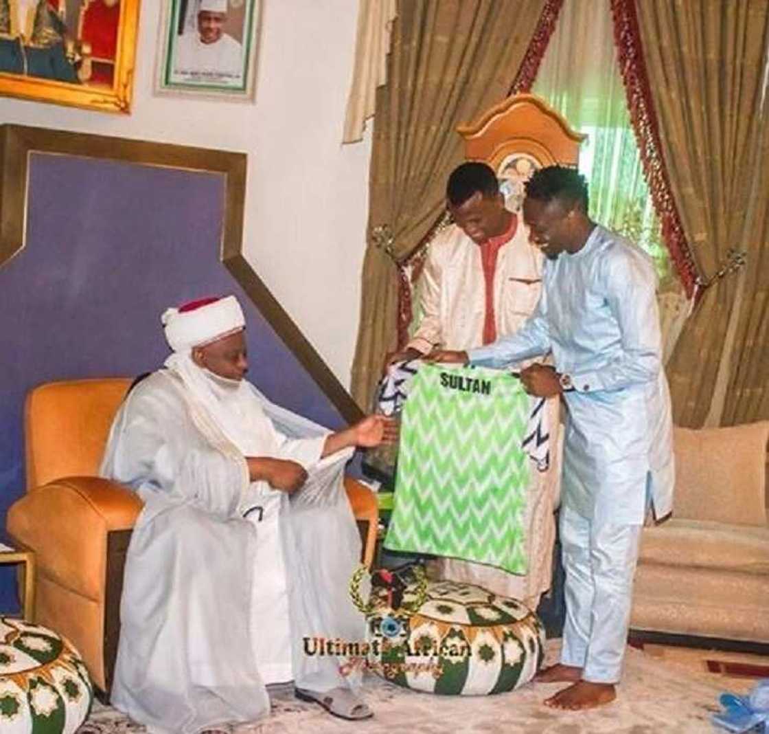 Ahmed Musa ya baiwa Sarkin Musulmi wata babbar kyauta (Hotuna)