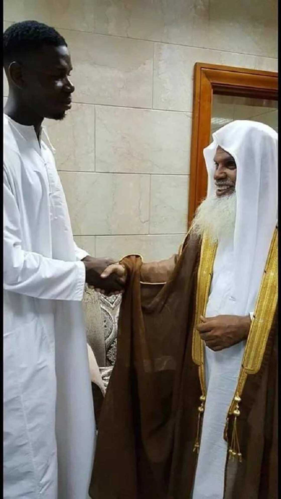 Paul Pogba ya gana da Limamin Masallacin Annabi dake Madina (Hotuna) Paul Pogba ya gana da Limamin Masallacin Annabi dake Madina (Hotuna)