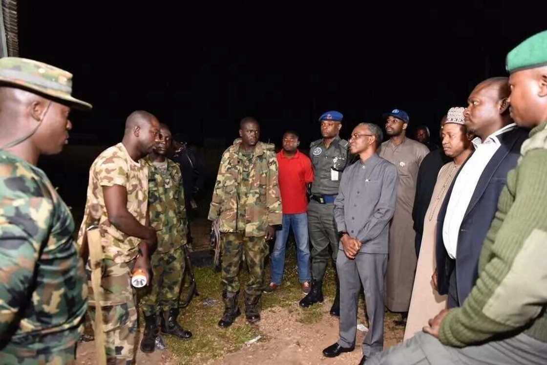 Rikicin Kaduna: El-Rufa'i ya zagaya sassan da rikici ya shafa, ya ziyarci asibitoci (Hotuna) Rikicin Kaduna: El-Rufa'i ya zagaya sassan da rikici ya shafa, ya ziyarci asibitoci (Hotuna)