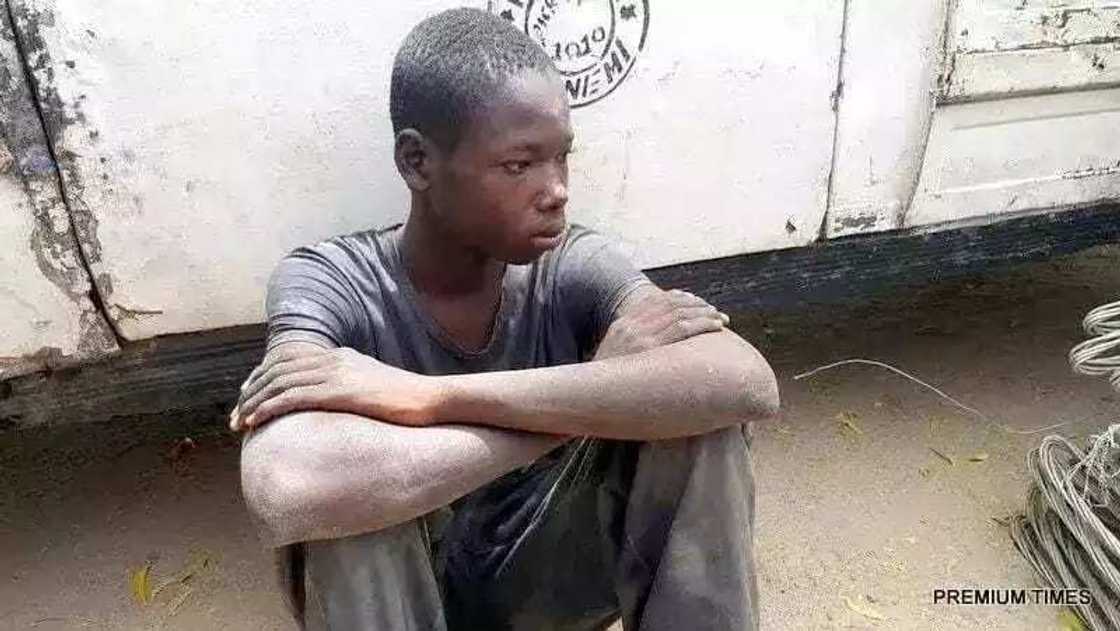 Yadda yan Boko Haram suka tilasta ma ƙaramin yaro kashe mutane 13 (Hoto) Yadda yan Boko Haram suka tilasta ma ƙaramin yaro kashe mutane 13 (Hoto)