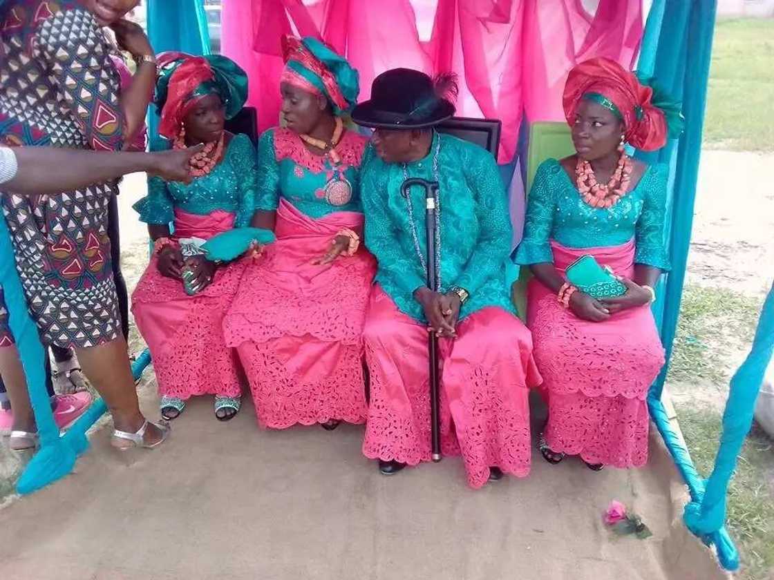 Hotunan dattijon da amaren sa uku Hotunan dattijon da amaren sa uku