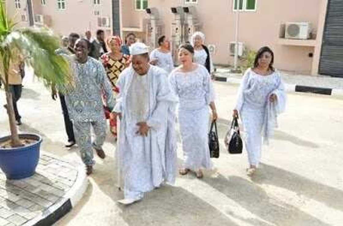 Alaafin Of Oyo Causes Stir With Wives At The Airport Alaafin Of Oyo Causes Stir With Wives At The Airport