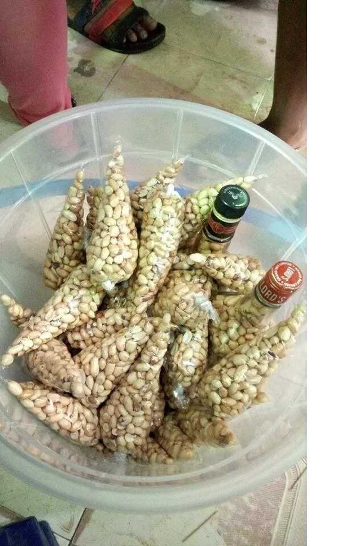 Meet beautiful young lady who sells groundnut to pay her school fees (photos) Meet beautiful young lady who sells groundnut to pay her school fees (photos)