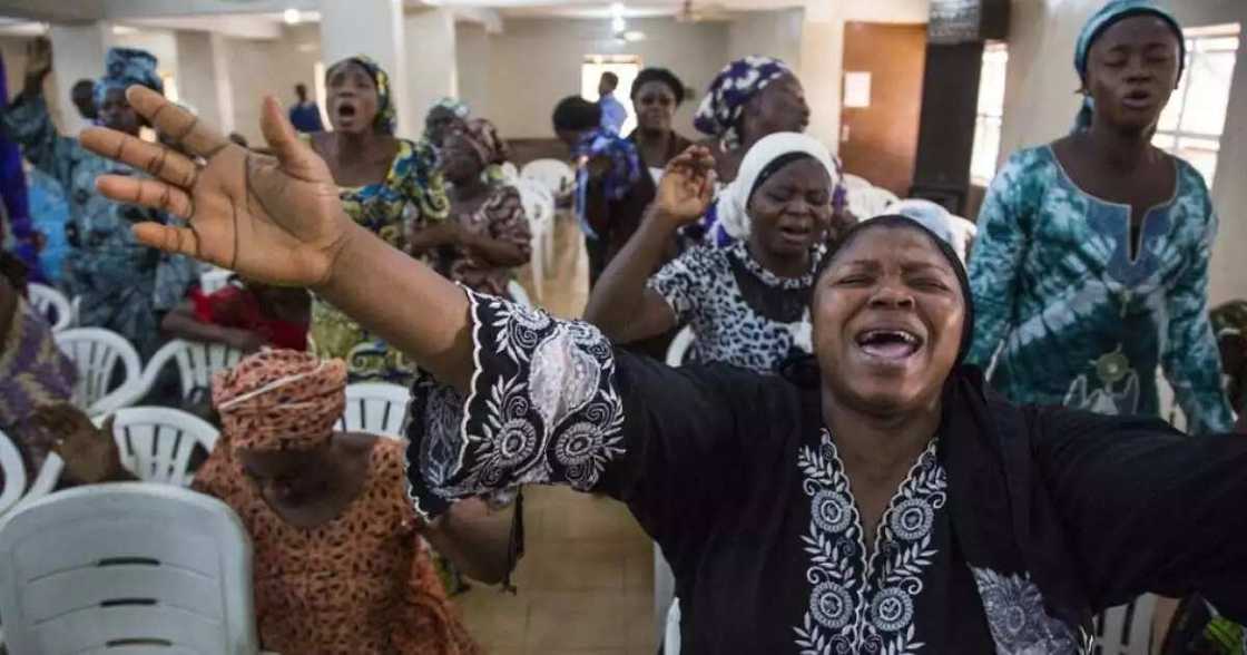 Wata mata ta mutu a coci daga gama fadin zunubbanta da neman tuba Wata mata ta mutu a coci daga gama fadin zunubbanta da neman tuba