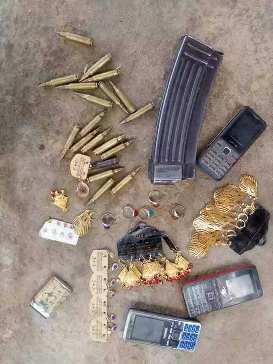 Army intercepts Boko Haram bomb squad, recovers weapons (photos) Army intercepts Boko Haram bomb squad, recovers weapons (photos)