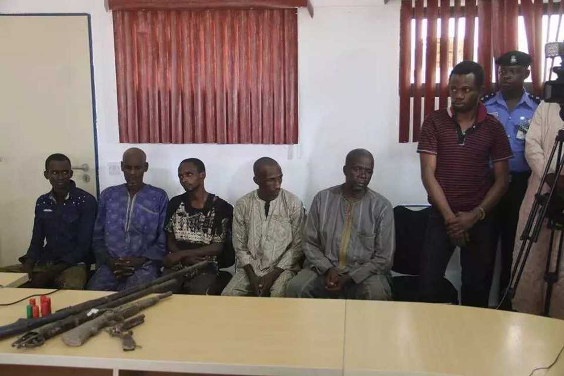 'Yan sanda sunyi ram da wata kungiyar masu garkuwa da mutane a Kaduna 'Yan sanda sunyi ram da wata kungiyar masu garkuwa da mutane a Kaduna