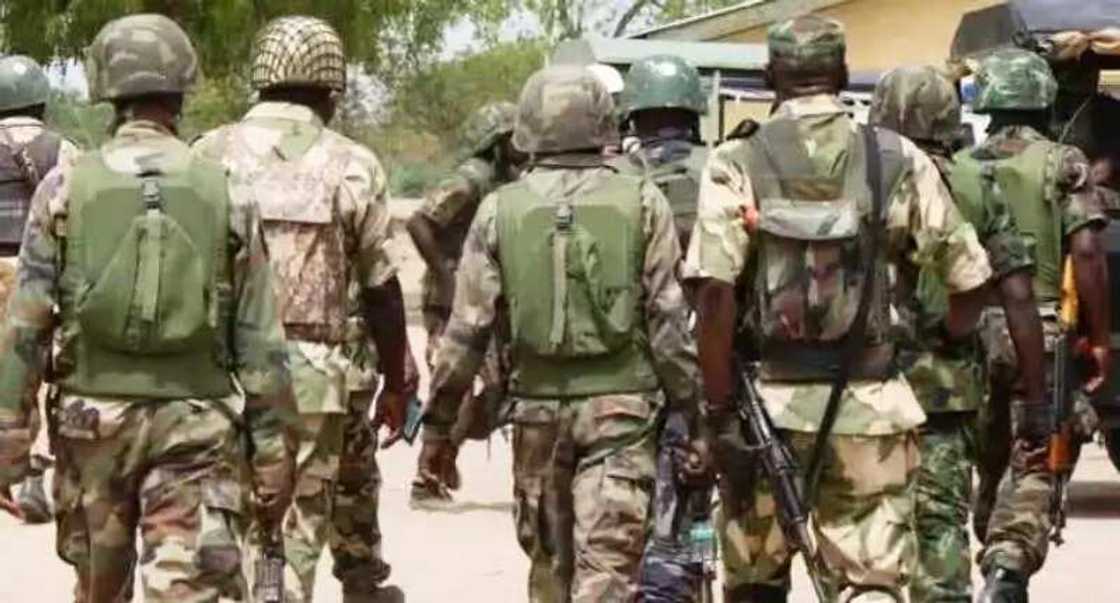 Bakin wake: Sojan Najeriya ya narkawa kan sa dalma a cikin baki Bakin wake: Sojan Najeriya ya narkawa kan sa dalma a cikin baki