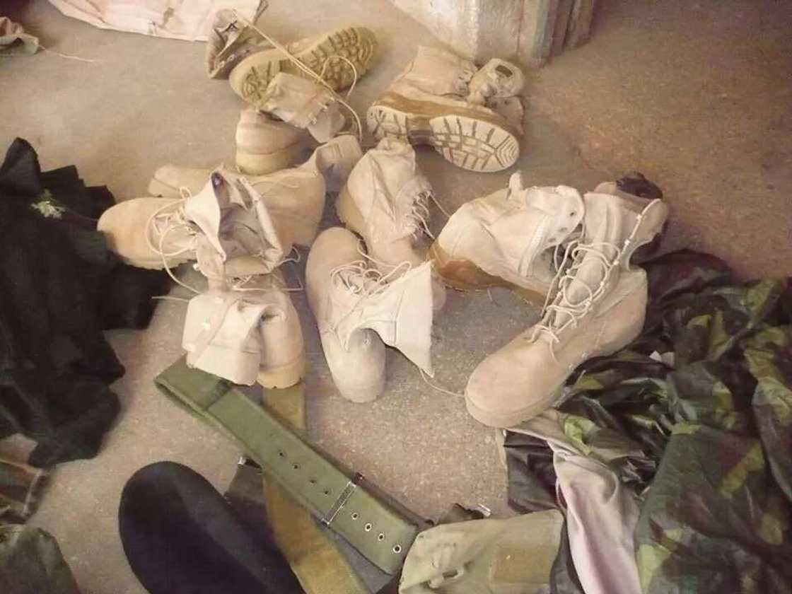 Soldiers aid Boko Haram terrorists with weapons, kits (photos) Soldiers aid Boko Haram terrorists with weapons, kits (photos)