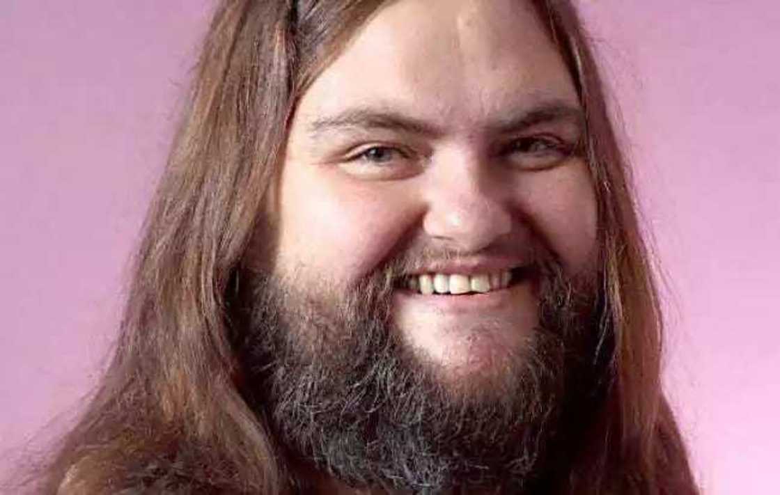 Mace mai gemu, mai zawarawa da yawa Mace mai gemu, mai zawarawa da yawa