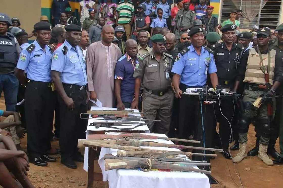 Police arrest 32 suspects for kidnapping at Abuja-Kaduna highway (photos) Police arrest 32 suspects for kidnapping at Abuja-Kaduna highway (photos)