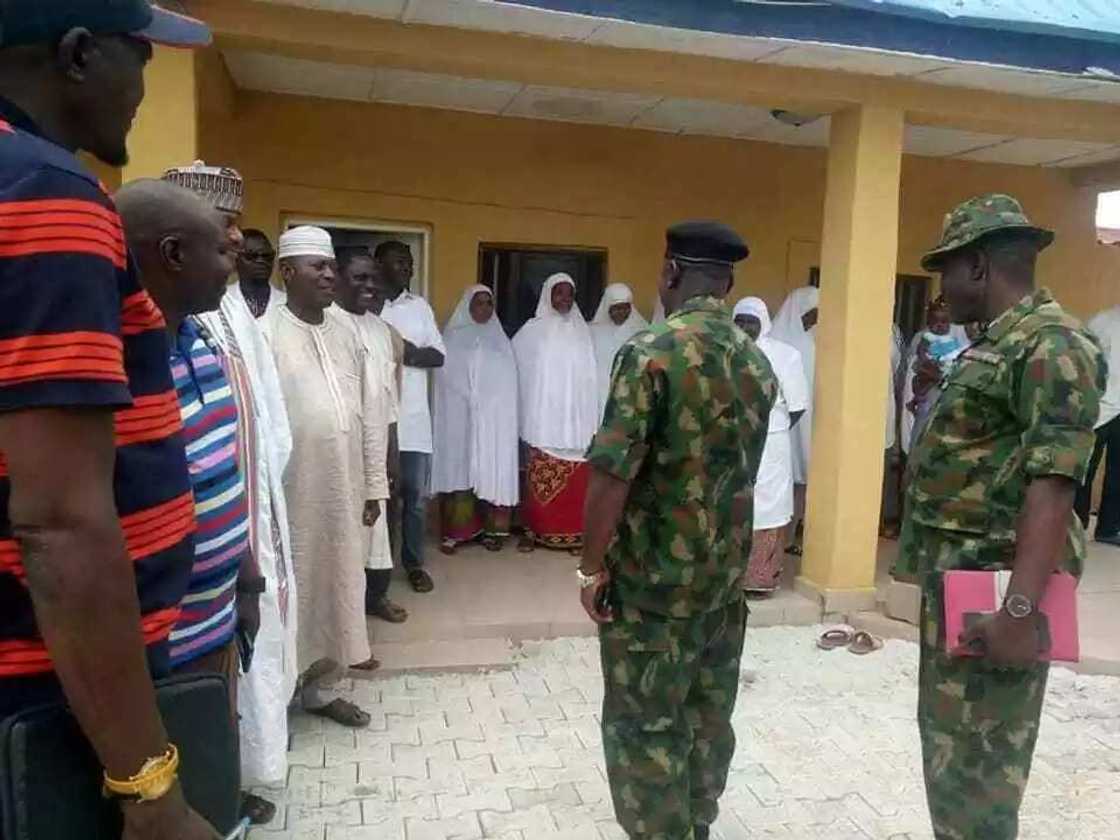 Atisayen AYEM AKPATUMA: Duba hotunan aiyukan jin kai da dakarun soji keyi a jihar Taraba Atisayen AYEM AKPATUMA: Duba hotunan aiyukan jin kai da dakarun soji keyi a jihar Taraba