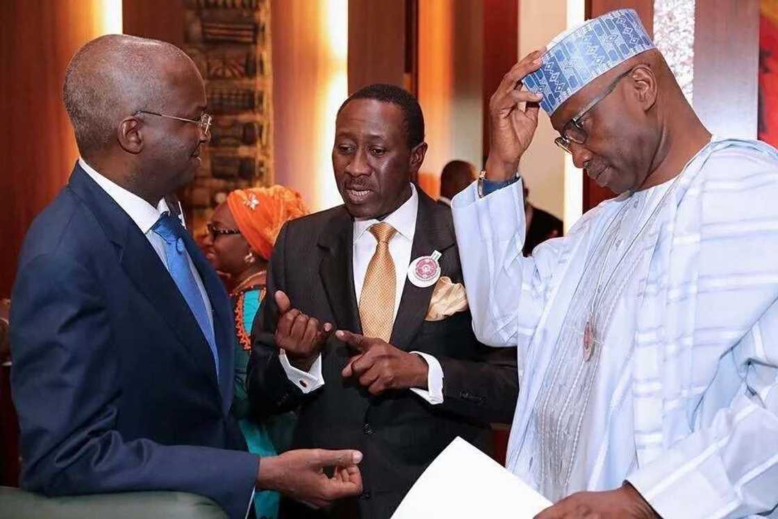 Minister of power, works and housing Babatunde Fashola and others during the FEC meeting. Photo credit: Facebook, Femi Adesina Minister of power, works and housing Babatunde Fashola and others during the FEC meeting. Photo credit: Facebook, Femi Adesina