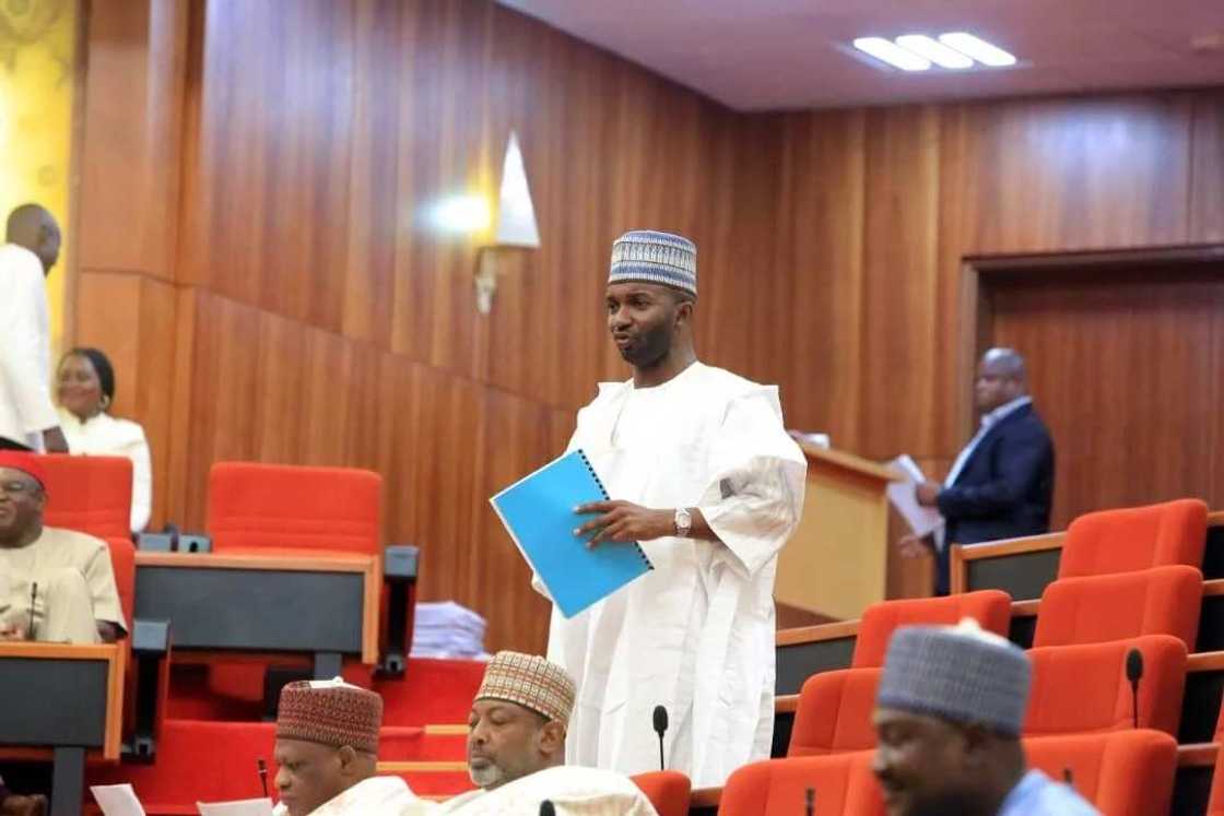 Duk da zargin rashawa, Nyako yace ya tsaya ma dansa kan batun takarar gwamna Duk da zargin rashawa, Nyako yace ya tsaya ma dansa kan batun takarar gwamna