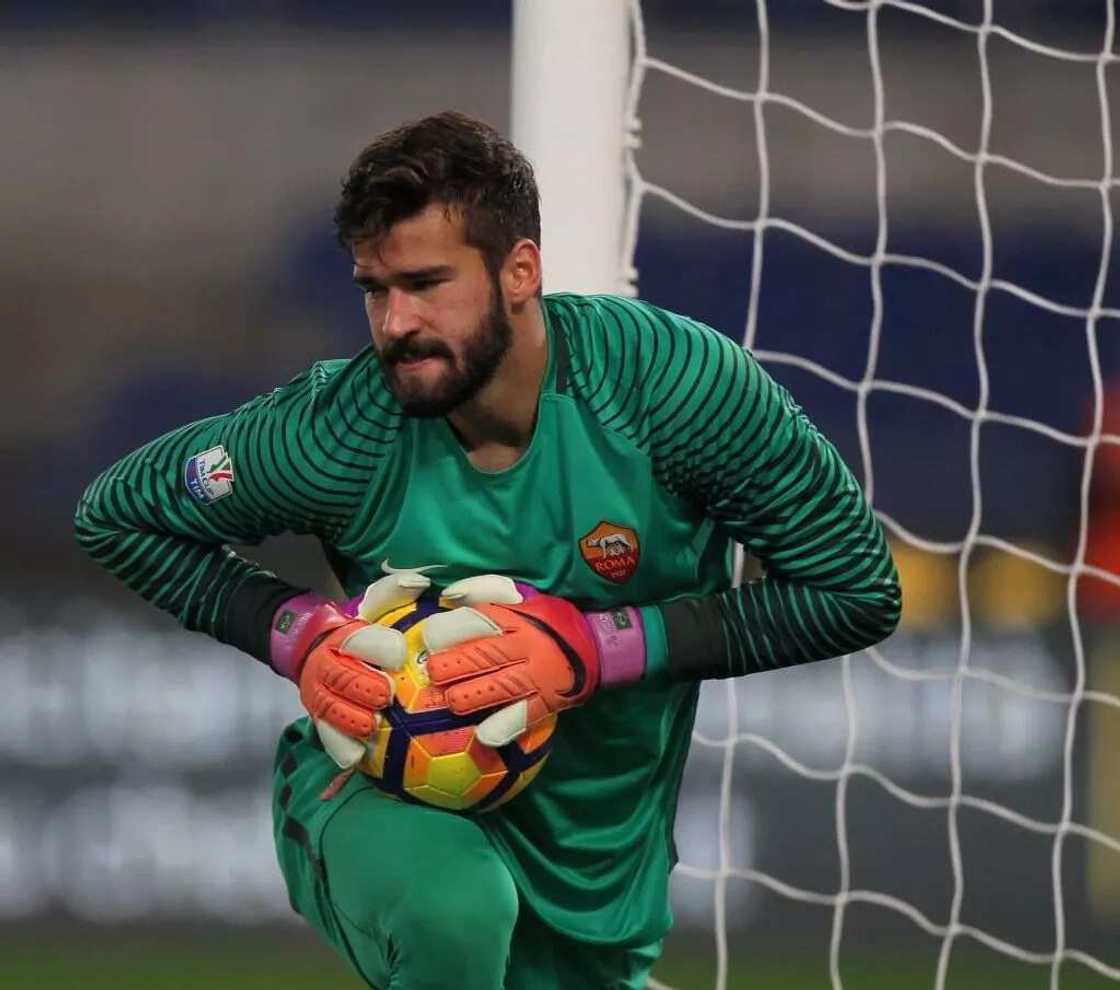 Jerin sunayen masu tsaron raga 5 da suka fi tsada a Duniya baki daya (Hotuna) Jerin sunayen masu tsaron raga 5 da suka fi tsada a Duniya baki daya (Hotuna)