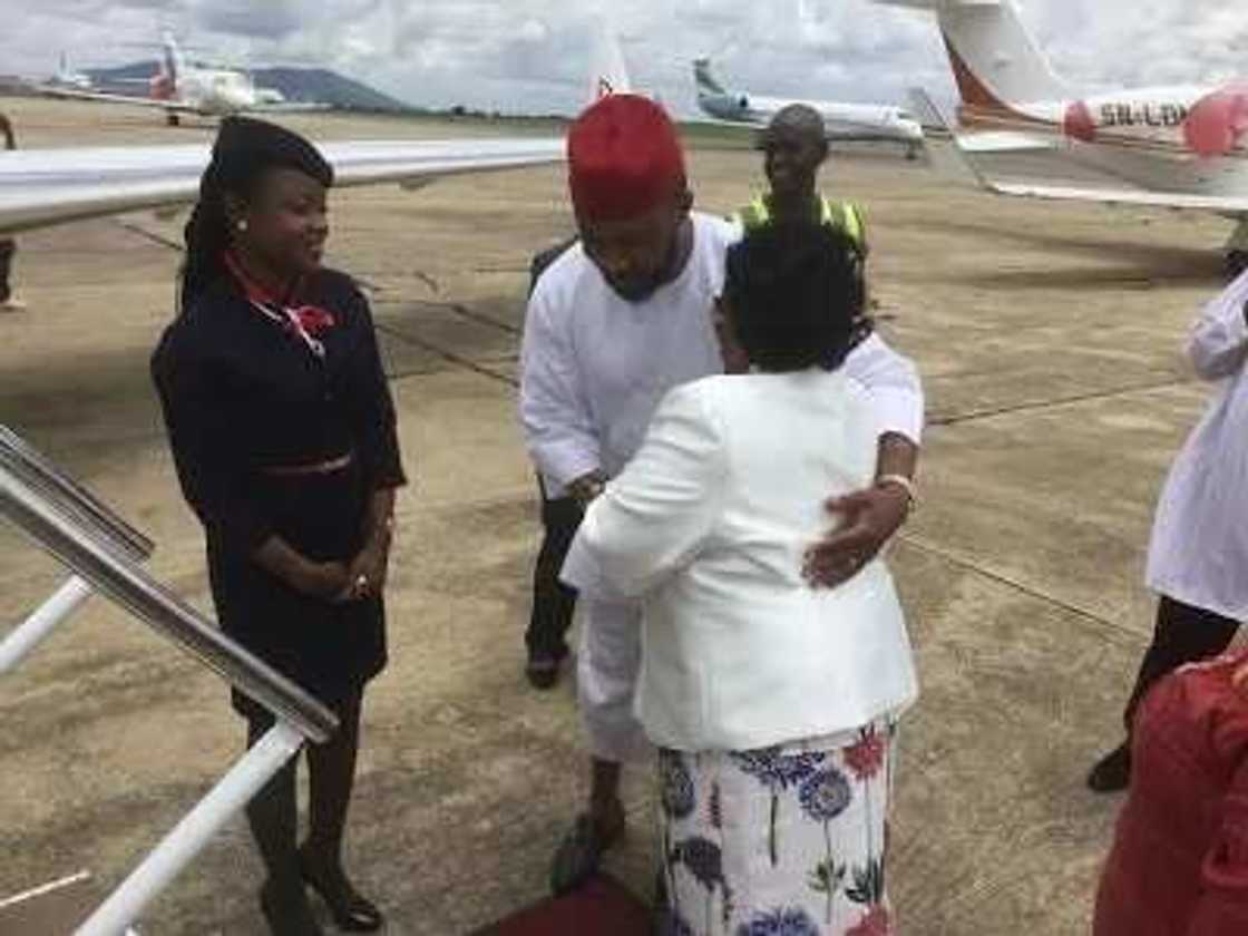 Jonathan tare da iyalin sa a filin jirgin sama na Abuja (hotuna) Jonathan tare da iyalin sa a filin jirgin sama na Abuja (hotuna)