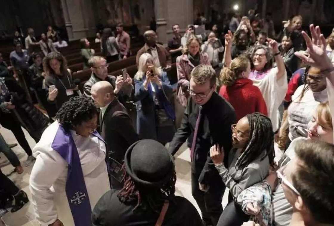 Beyoncé Mass draws faithful crowd of over 1000 Beyoncé Mass draws faithful crowd of over 1000