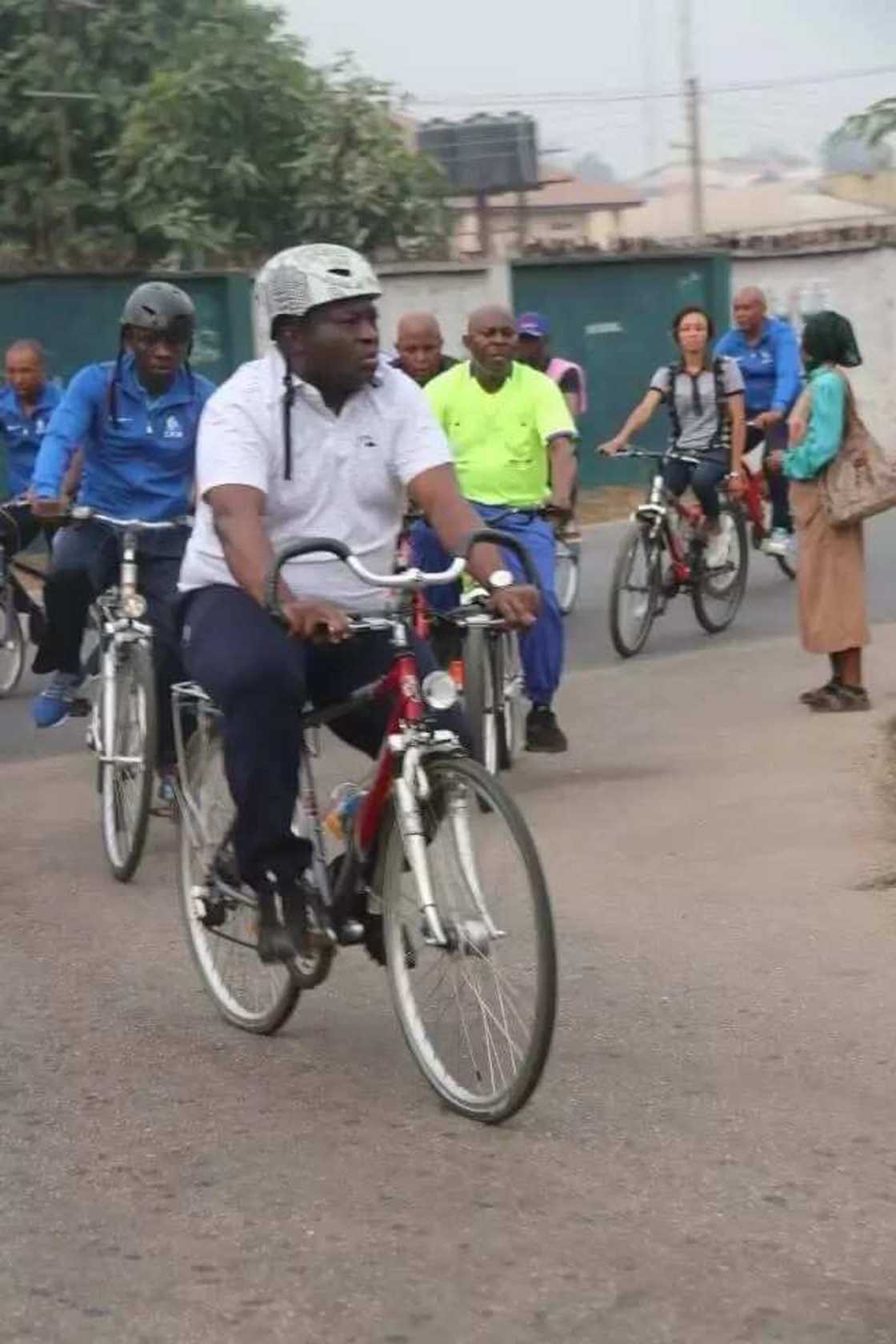 Hotunan Gwamna da jami'an gwamnatinsa yayin atisaye a kan Kekuna Hotunan Gwamna da jami'an gwamnatinsa yayin atisaye a kan Kekuna