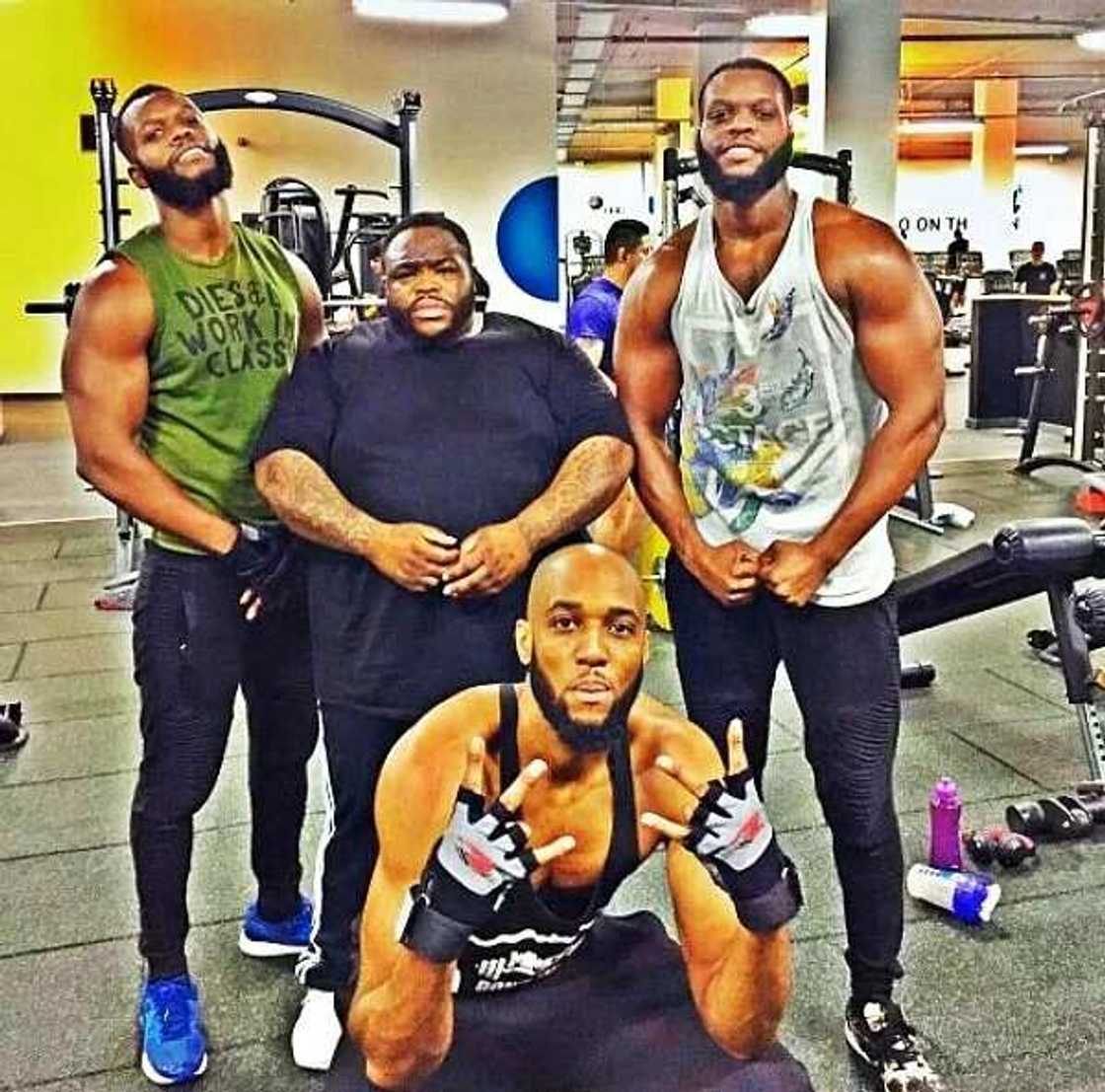 Ozumba Mbadiwe twins at gym with their friends Ozumba Mbadiwe twins at gym with their friends