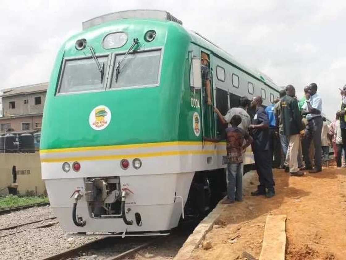 Kar da ku zama kamar kaji masu ci su goge baki mana, a martanin fadar shugabn kasa ga ƴan Najeriya Kar da ku zama kamar kaji masu ci su goge baki mana, a martanin fadar shugabn kasa ga ƴan Najeriya