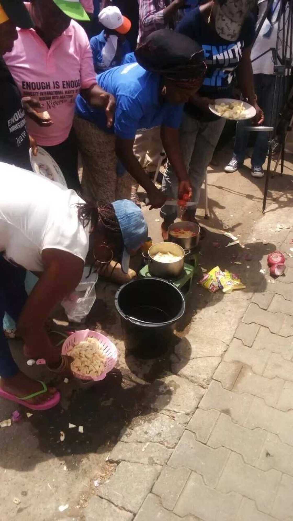 Protesting group occupies, cooks lunch in front of Amnesty International office in Abuja Protesting group occupies, cooks lunch in front of Amnesty International office in Abuja