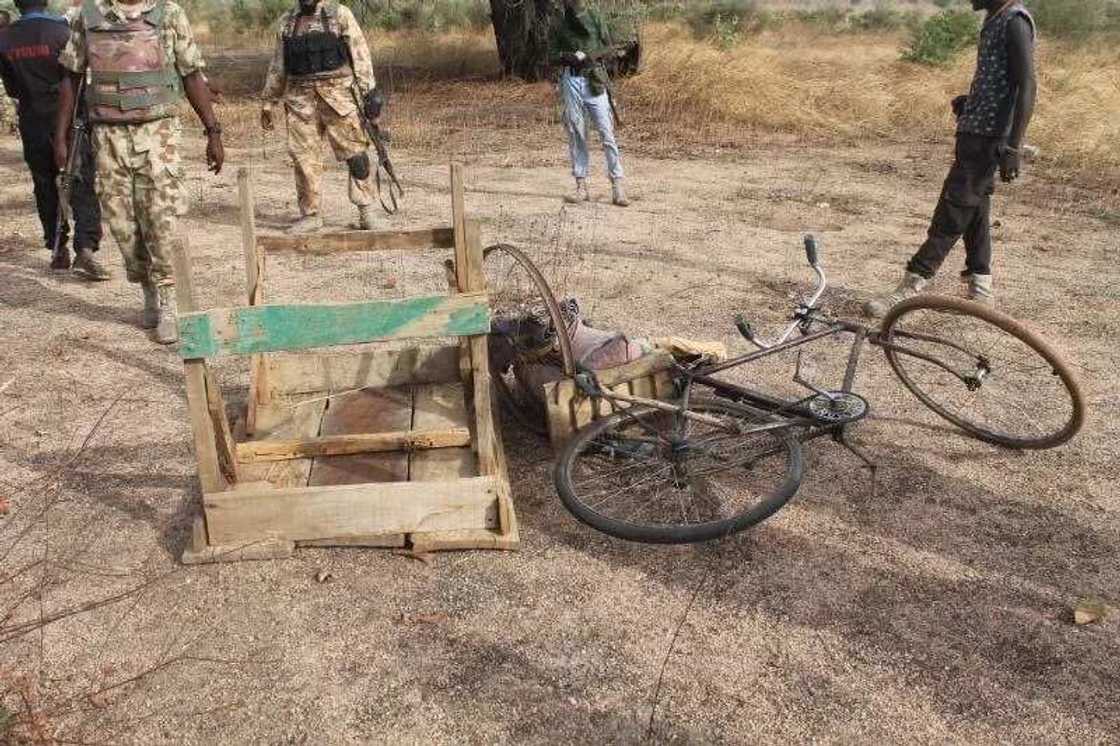 Soldiers kill 6 Boko Haram terrorists, arrest their logistics supplier (photos) Soldiers kill 6 Boko Haram terrorists, arrest their logistics supplier (photos)