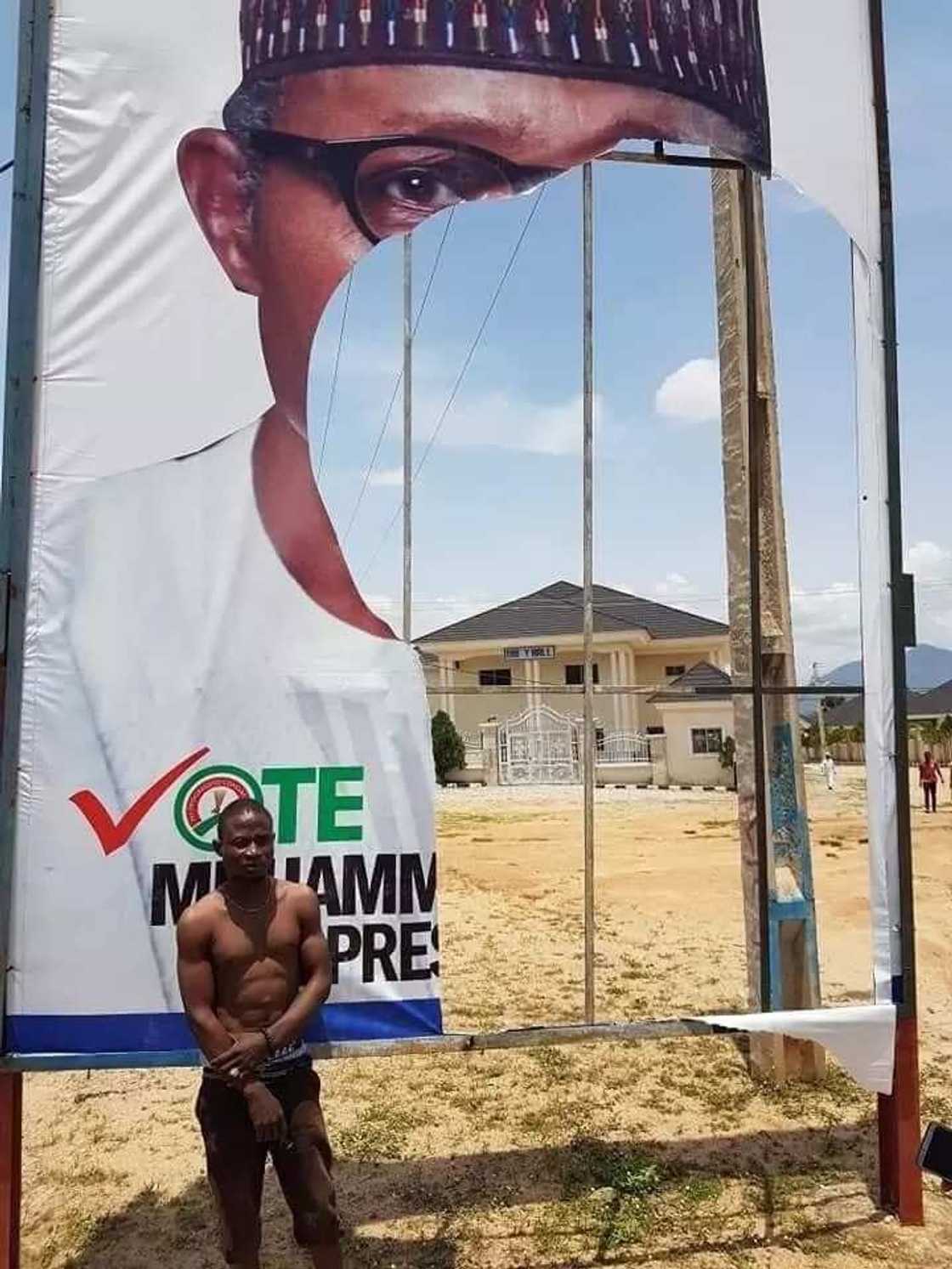 An yi ram da wani matashi yayin da yake tsaka da lalata allon takarar Buhari An yi ram da wani matashi yayin da yake tsaka da lalata allon takarar Buhari