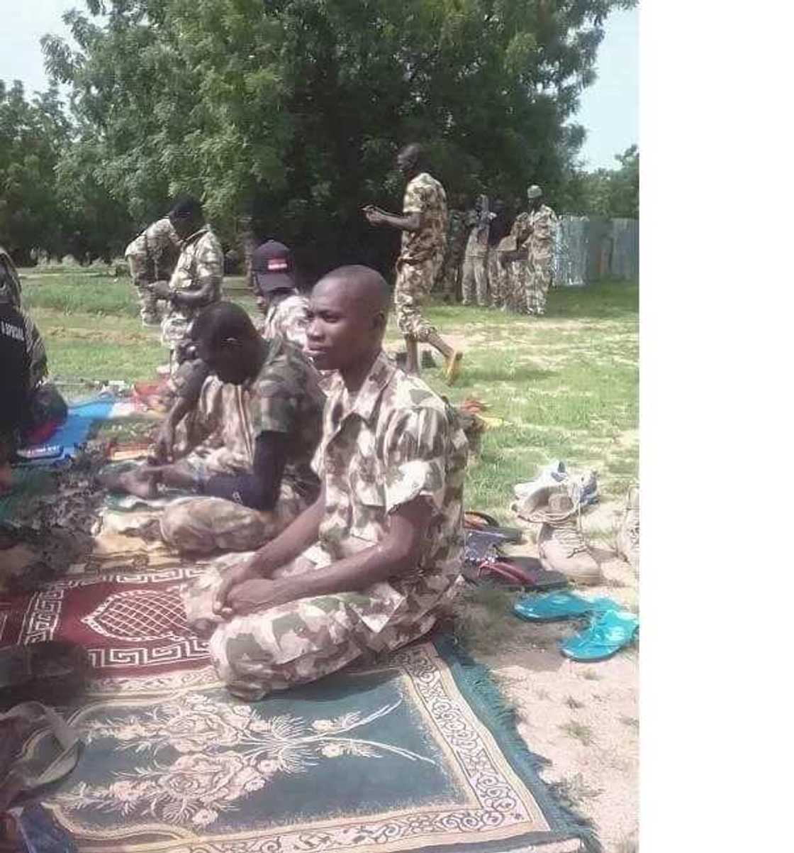 Sojojin Najeriya sunyi sallah a filin daga (hotuna) Sojojin Najeriya sunyi sallah a filin daga (hotuna)