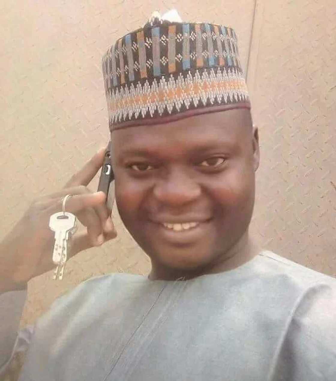 Da karfin tuwo wasu jami'an tsaro cikin farin kaya su ka yi awon gaba da ma'aikacin jaridar Daily Trust Da karfin tuwo wasu jami'an tsaro cikin farin kaya su ka yi awon gaba da ma'aikacin jaridar Daily Trust