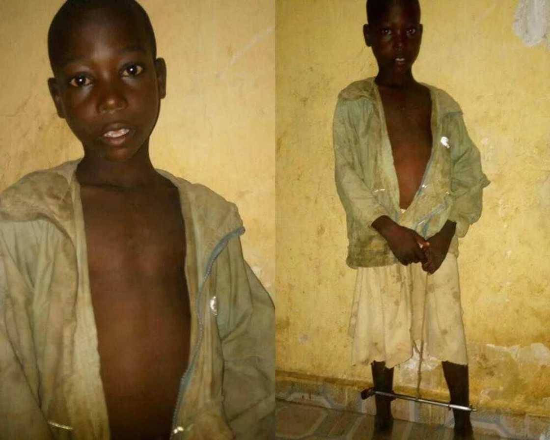 Kalli yadda wani malamin musulunci ya daure dalibinsa da mari (HOTUNA) Kalli yadda wani malamin musulunci ya daure dalibinsa da mari (HOTUNA)