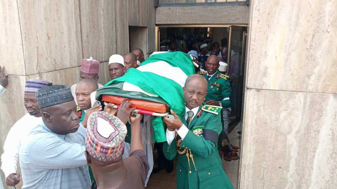 Hotunan jana'izar Janar Idris Alkali da aka gudanar a Abuja Hotunan jana'izar Janar Idris Alkali da aka gudanar a Abuja