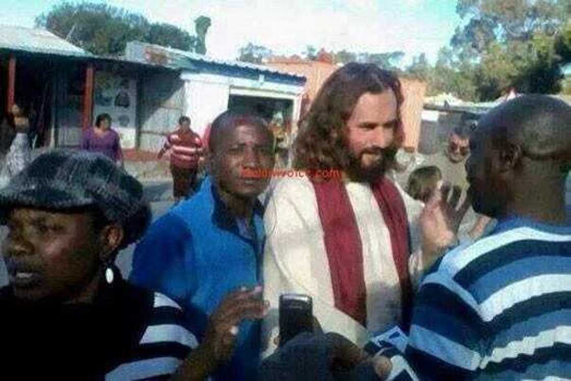 Ƙarya ne, ni ba Yesu bane, inji wani Bature Ƙarya ne, ni ba Yesu bane, inji wani Bature