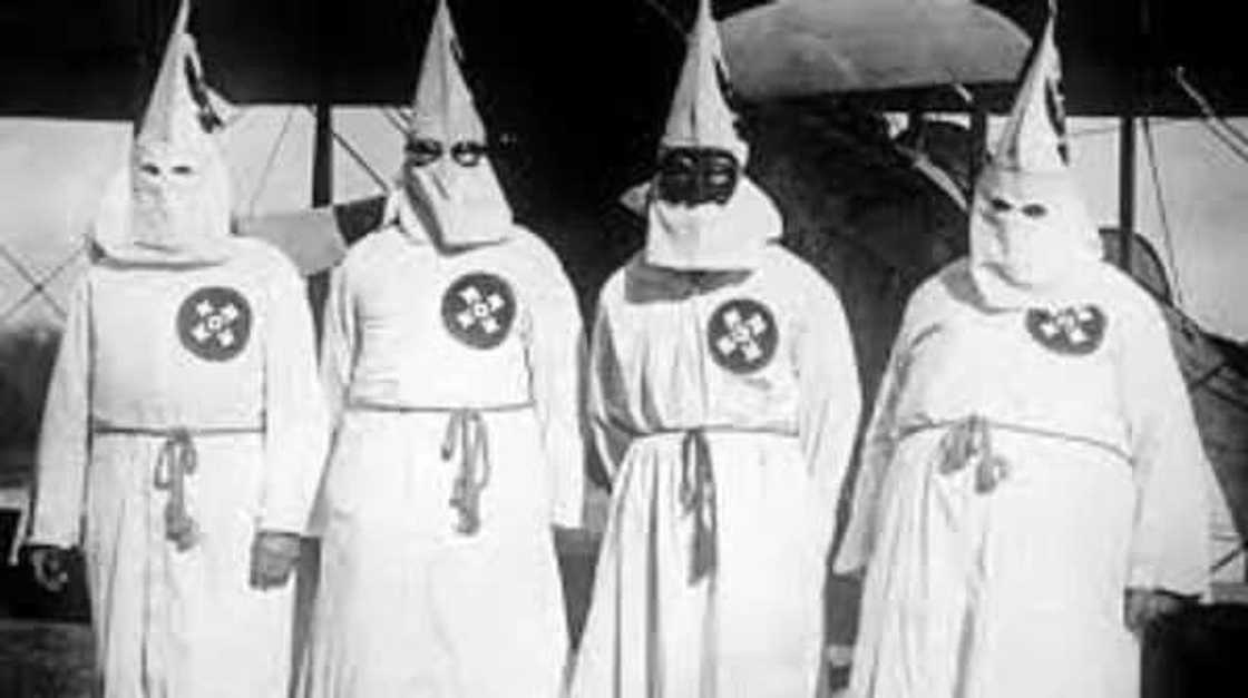 Kungiyoyin siri 5 da suka mallaki al'ummomin duniya (Hotuna) Kungiyoyin siri 5 da suka mallaki al'ummomin duniya (Hotuna)