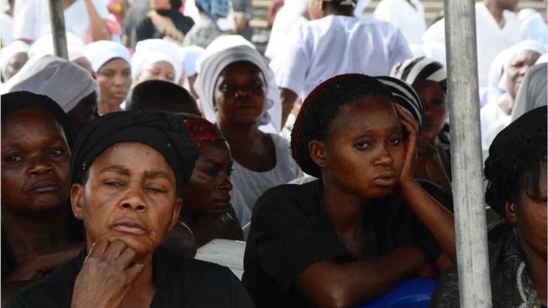 Yanzu Yanzu: Hawaye na kwaranya yayinda dubban mutane sun halarci taron karrama wadanda harin makiyaya ya cika da su a Benue (hotuna) Yanzu Yanzu: Hawaye na kwaranya yayinda dubban mutane sun halarci taron karrama wadanda harin makiyaya ya cika da su a Benue (hotuna)