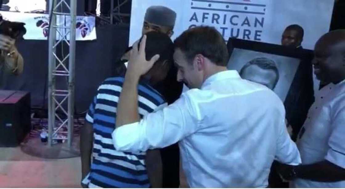 Hikima: Yadda wani fasihin Yaro ya burge shugaban kasar Faransa da sana’arsa (Hotuna) Hikima: Yadda wani fasihin Yaro ya burge shugaban kasar Faransa da sana’arsa (Hotuna)