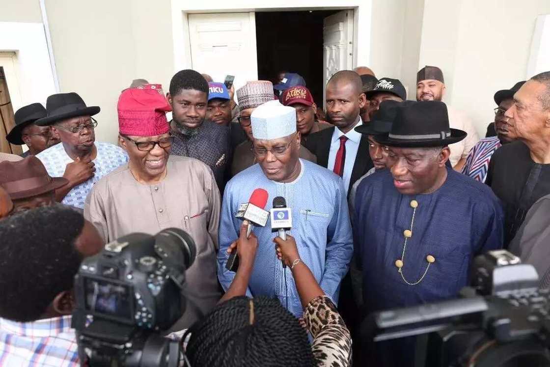 Atiku Abubakar ya kai ziyarar gaisuwa da neman iri ga Goodluck Jonathan (Hotuna) Atiku Abubakar ya kai ziyarar gaisuwa da neman iri ga Goodluck Jonathan (Hotuna)